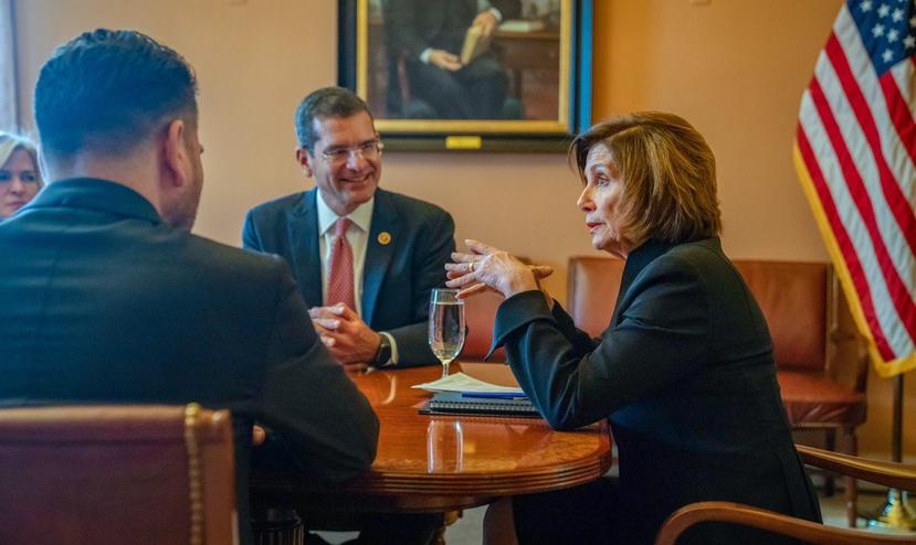 En la foto, Pierluisi reunido con la speaker Nancy Pelosi. De espalda, el alcalde de Cataño, Félix Delgado. (Suministrada)