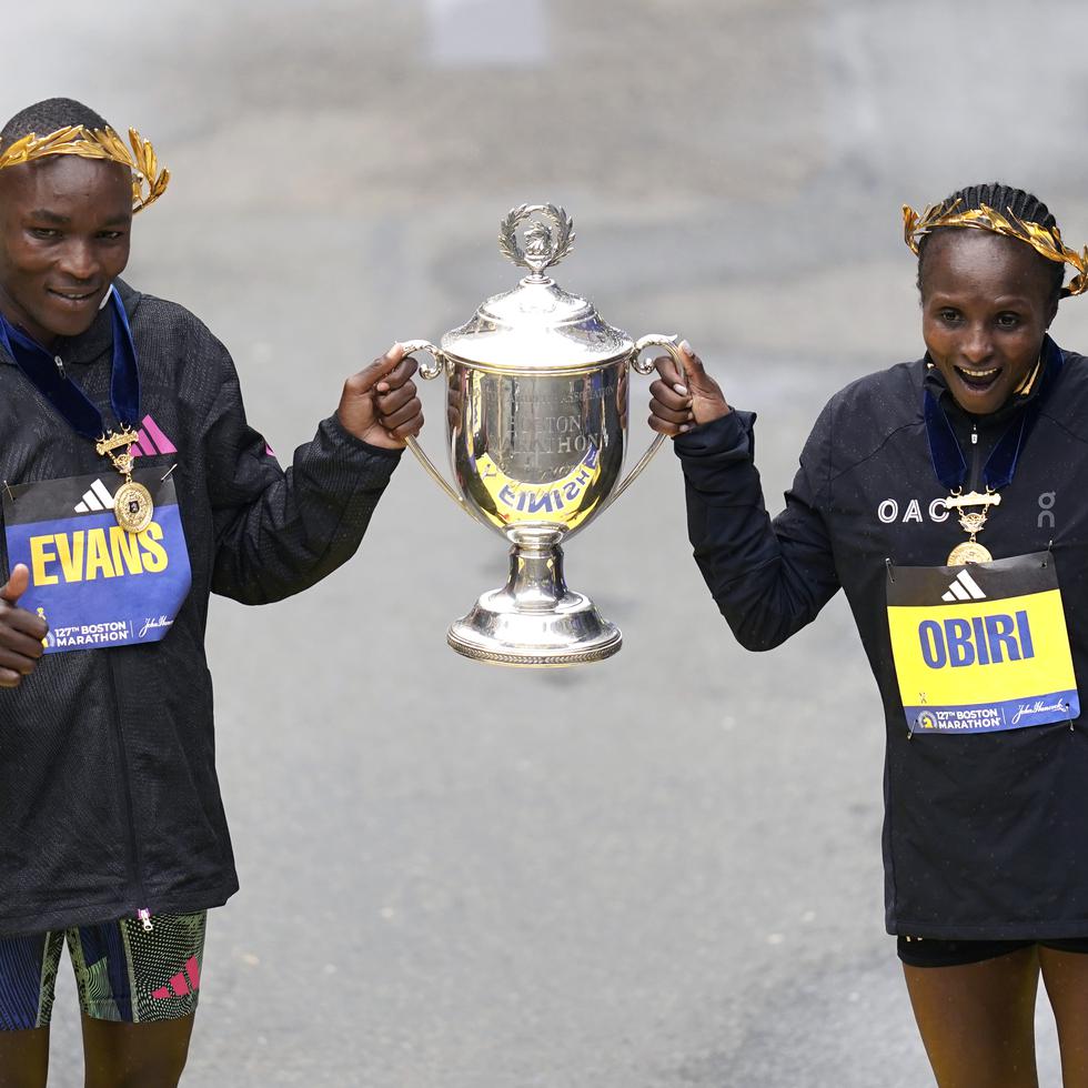 Evans Chebet (izquierda) y Hellen Obiri, ambos de Kenia, posan como los ganadores del Maratón de Boston.