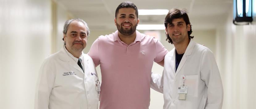 Carlos Ortiz Ortiz, con el doctor Ulises Nobo, a la izquierda; y el doctor Juan Ramos, a la derecha. (juan.martinez@gfrmedia.com)