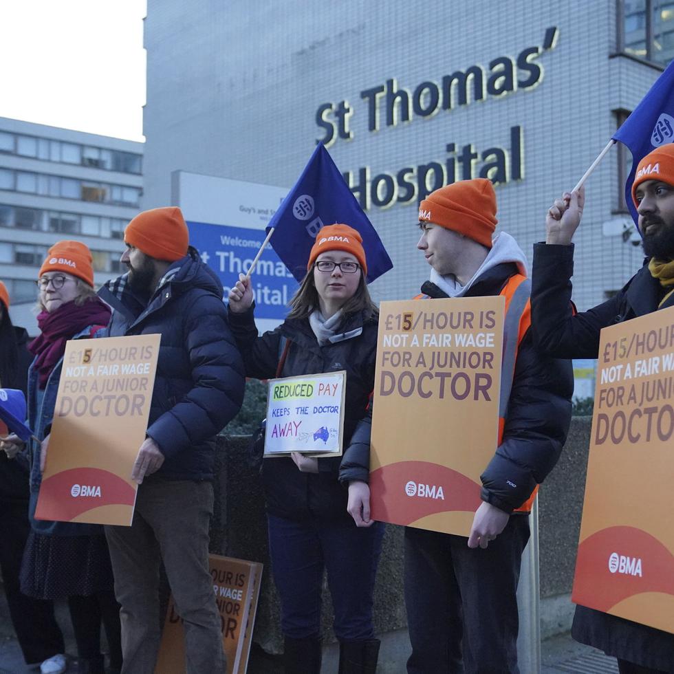 Médicos jóvenes y miembros de la Asociación Médica Británica protestan en el exterior del hospital St. Thomas, en Londres, el 3 de enero de 2024, durante una huelga. (Jonathan Brady/PA vía AP)
