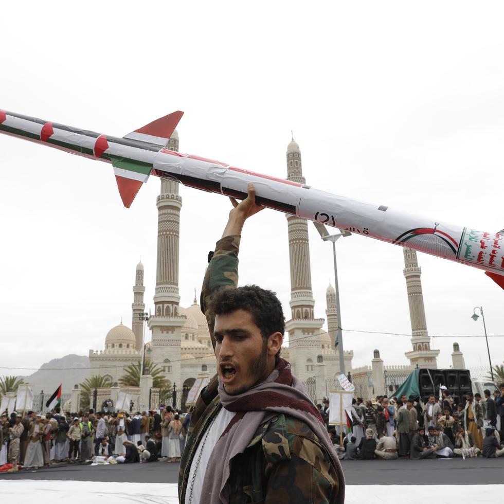 Un partidario de los hutíes levanta un cohete de imitación en una marcha contra Estados Unidos e Israel y en apoyo a los palestinos en la Franja de Gaza