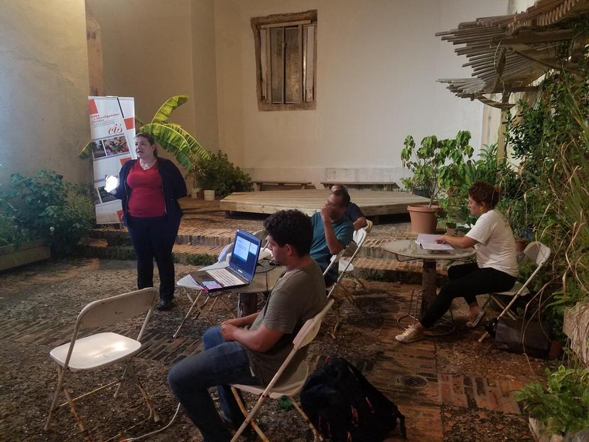 El pasado 1 de noviembre, la socióloga Jenniffer Santos Hernández (de pie) dirigió una reunión comunitaria en La Casa de los Contrafuertes, en el Viejo San Juan. (Suministrada)