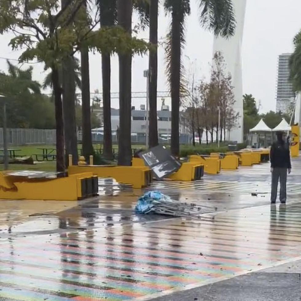 La exposición "3,000" sufrió daños tras las fuertes ráfagas que azotaron el área de Miami el domingo en la mañana.