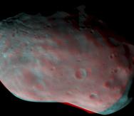 La composición de colores entre rojos y azules muestran las diferencias de minerales presentes en Phobos, una de las dos lunas de Marte.  NASA/JPL-Caltech/ESA