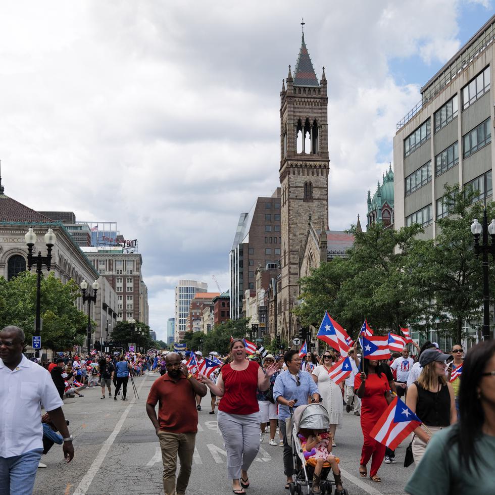 Miles de boricuas desfilaron monoestrellada en mano este domingo por Boylston Street para celebrar la Parada Puertorriqueña de Massachusetts, en la ciudad de Boston.
