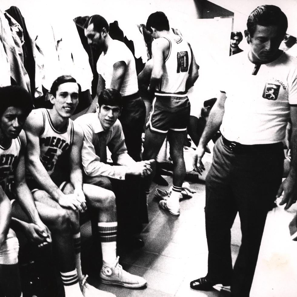 Víctor "Vitito" Ojeda, de pie a la derecha, en un vestidor del Equipo Nacional de baloncesto.