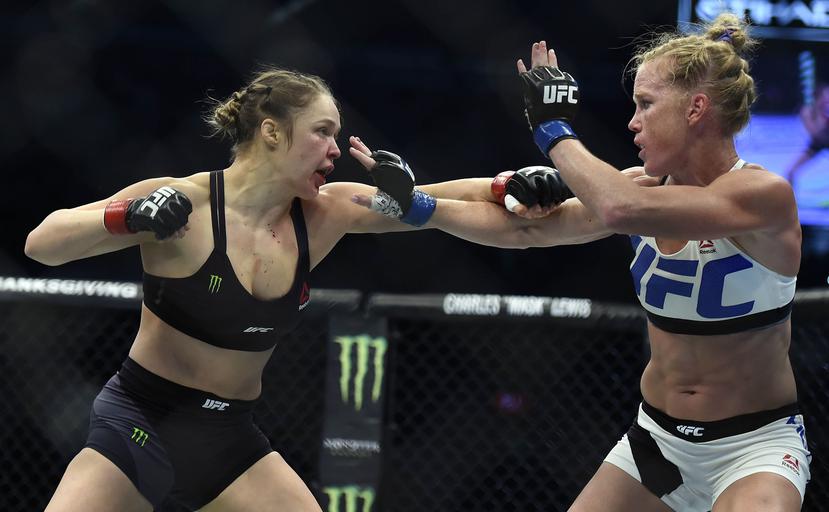 Ronda Rousey (izquierda) permanece alejada del ojo público desde que quedó tendida en la lona al ser derrotada por Holly Holm (derecha) durante el combate de UFC en Australia en noviembre. (Archivo / AP)