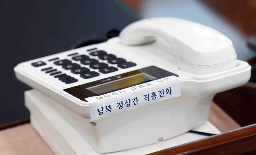En esta imagen, distribuida por el palacio presidencial de Corea del Sur a través de la agencia de noticias Yonhap, se muestra el teléfono que comunica directamente a las autoridades surcoreanas con Corea del Norte. (AP)