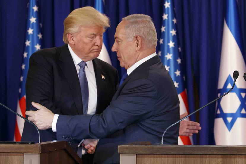 Donald Trump, aquí acompañado del primer ministro israelí Benjamin Netanyahu, señaló que "no podemos permitir que un loco con armas nucleares haga lo que quiera de esa forma". (AP)
