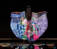 Ashley Ann Cariño luce la capa personalizada durante la preliminar en traje de baño de Miss Universe.