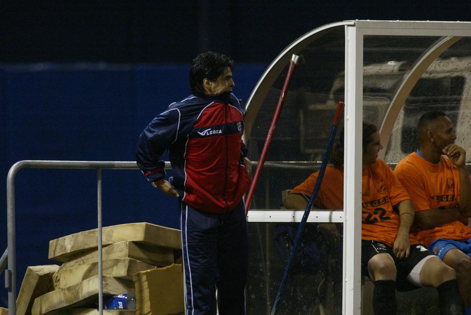 Hugo Maradona en un partido de 2004. Un año después, Maradona sería el técnico de una plantilla que incluiría a futbolistas como Noah Delgado, Marco Vélez y Petter Villegas.