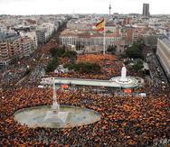 Miles de manifestantes ondean banderas españolas durante una protesta convocada por partidos de derechas en Madrid para pedir la dimisión del presidente Pedro Sánchez. (AP / Andrea Comas)