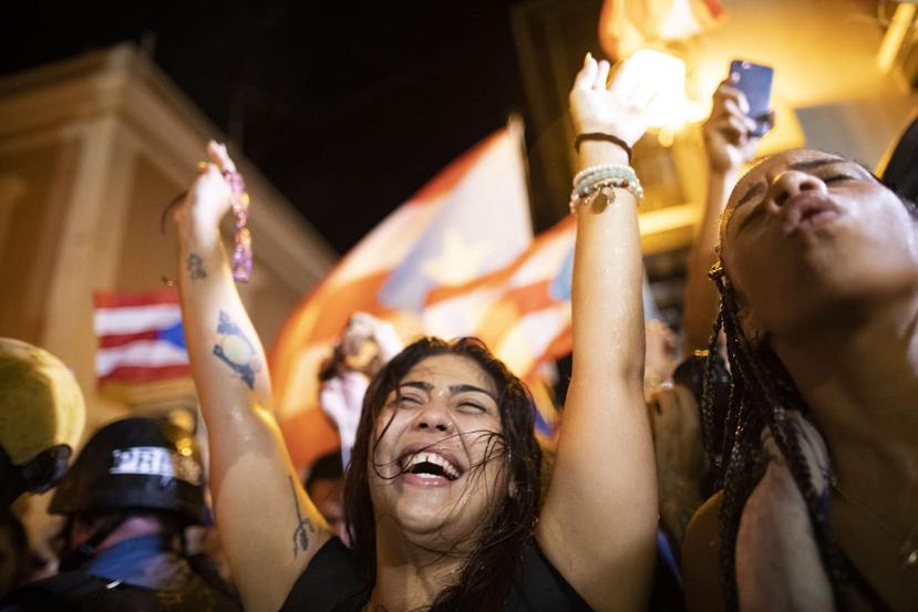 Manifestantes celebran la renuncia de Ricardo Rosselló frente a La Fortaleza. (Ramón “Tonito" Zayas)