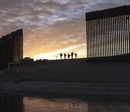 Muro fronterizo para llegar a Estados Unidos después de cruzar desde México. (Archivo)