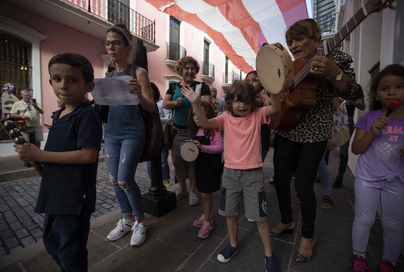 Padres, encargados y estudiantes de escuelas Montessori llevaron una parranda a La Fortaleza en un intento por reunirse con la gobernadora Wanda Vázquez.