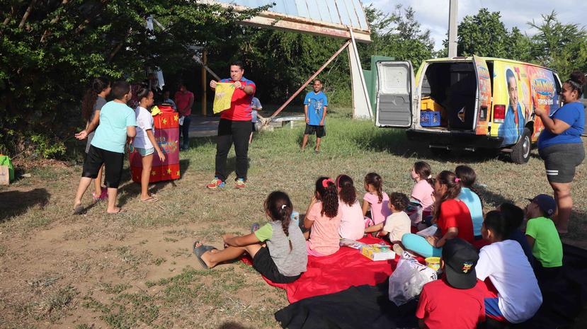 
El domingo 12 de enero, Shabum, su familia y un grupo de voluntarios, llegaron al barrio Indios, en Guayanilla donde montaron una presentación de magia, al aire libre, llenando de sonrisas  la carita de los niños. (Suministrada)
