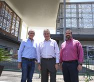 Desde la izquierda: Adolfo "Tito" González, presidente de Empresas Caparra;  Naji Khoury, CEO Liberty PR; y Luis Rafael Gonzalez, VP Senior de Arrendamiento de Empresas Caparra.