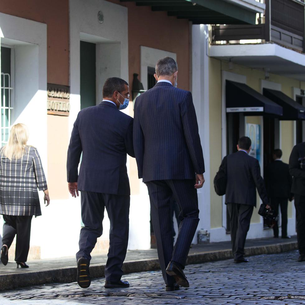 El rey de España, Felipe VI, y el gobernador Pedro Pierluisi caminan por la calle del Cristo hacia la alcaldía de San Juan.