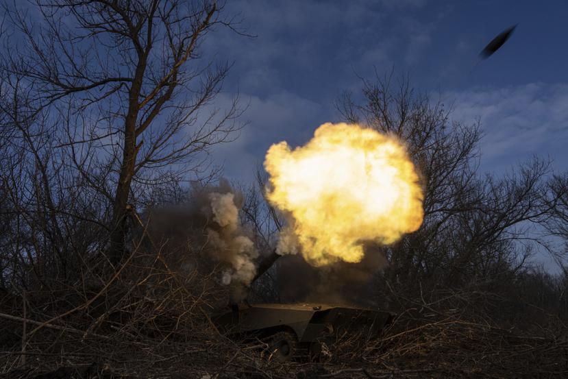 Un obús autopropulsado ucraniano 2s1 de la 80va brigada de Asalto Aéreo sale disparado hacia fuerzas rusas en el frente cerca de Bájmut, Ucrania, el viernes 10 de marzo de 2023. (AP Foto/Evgeniy Maloletka)