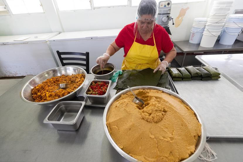 Esther Hernández en plena faena confeccionando los pasteles rellenos. 