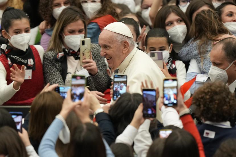 El papa Francisco, con miembros del coro infantil Antoniano, tras una audiencia en el Vaticano, el 19 de marzo de 2022.