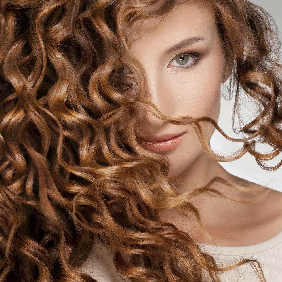 El cabello teñido requiere de cuidado constante para mantener su brillo y belleza.