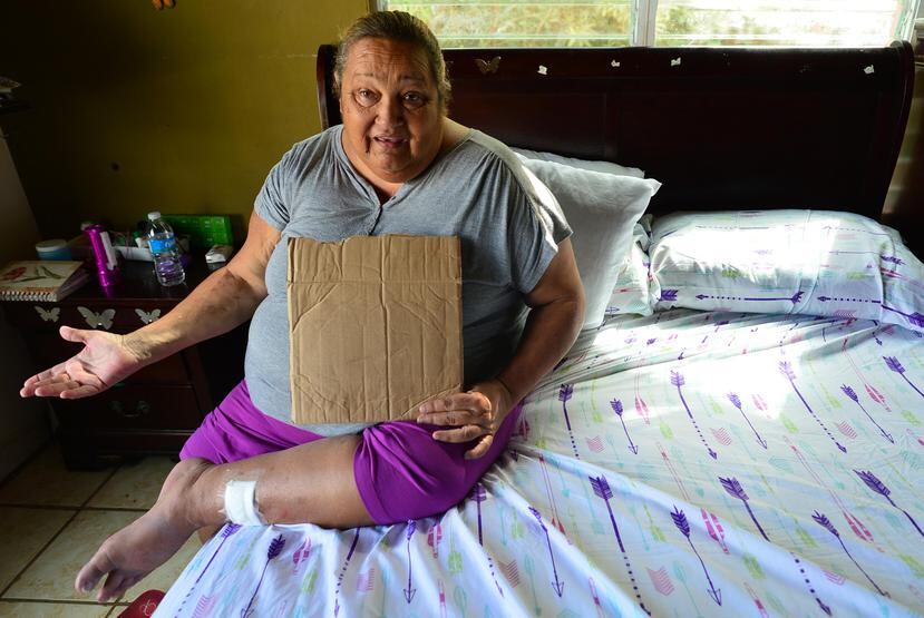 Norma Vázquez, de 60 años, tiene múltiples condiciones de salud que se han complicado tras el paso del huracán María y solo cuenta con el apoyo de su hijo para cuidarse.