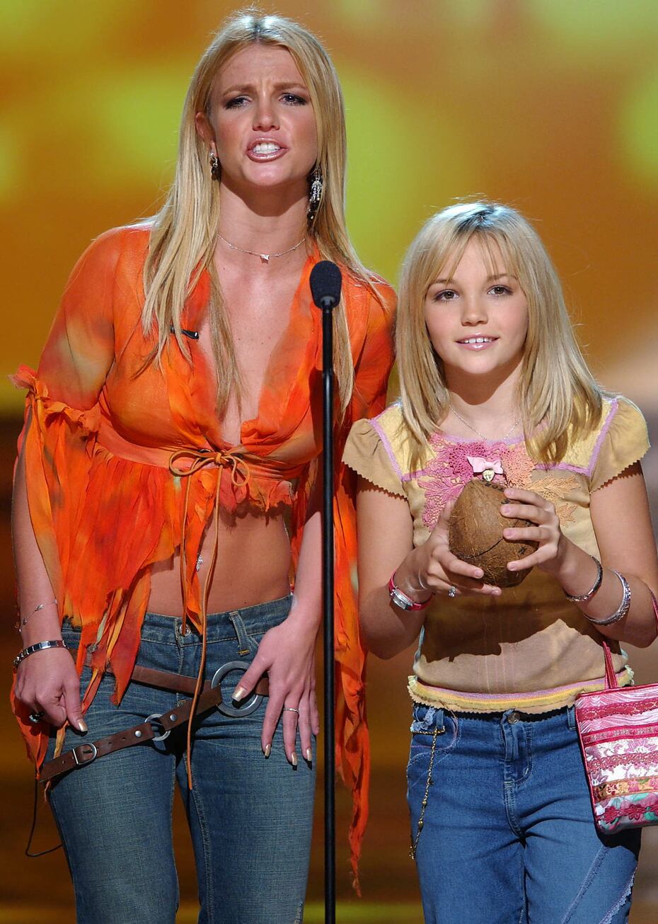 A la par con un cambio en su imagen impulsado por el tema "I'm not a girl, not yet a woman", también del álbum Britney, la artista siempre se mostró muy unida a su hermana menor Jamie Lynn, quien quedó embarazada a los 16 años, pero hoy trabaja como actriz y es parte del elenco de la serie de Netfliz "Sweet Magnolias".