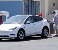 El dueño de un Tesla carga su vehículo en una estación en Topeka, Kansas.