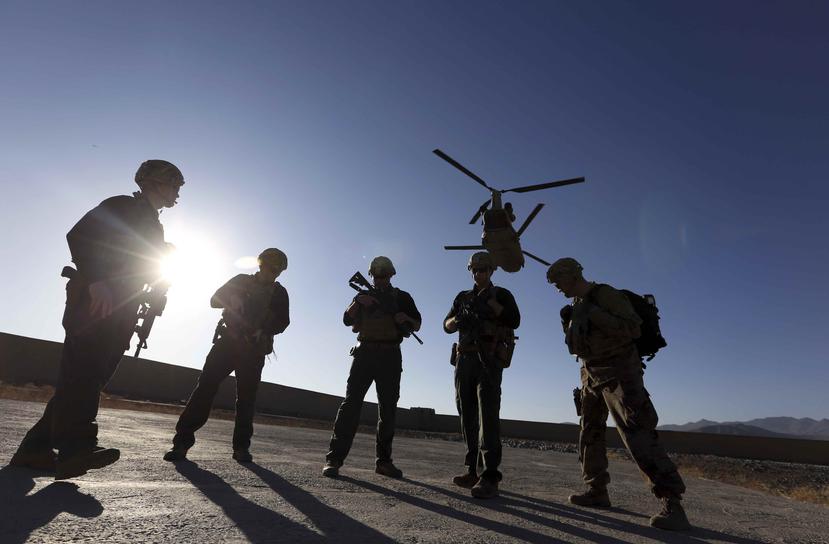 En esta foto de archivo del 30 de noviembre de 2017, soldados esperan en una pista en la provincia de Logar, en Afganistán. (AP)