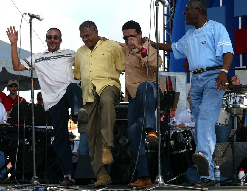 Rafu Warner (segundo de izquierda a derecha) comparte tarima con Luisito Carrión, Héctor Rivera y Luigi Texidor durante la celebración del Día Nacional de la Salsa en 2003. (Archivo / GFR Media)
