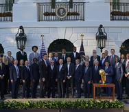 El presidente Joe Biden posa para las fotos con integrantes de los Bucks de Milwaukee durante la visita del equipo campeón de la NBA a la Casa Blanca.