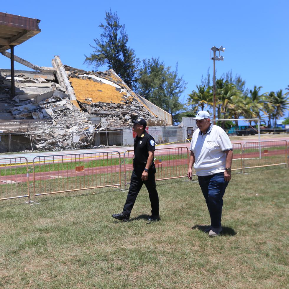 Colapsa parte del techo de las gradas clausuradas del estadio Sixto Escobar en San Juan. En la foto, el comisionado de la Policia Municipal de San Juan, Jose Juan García.