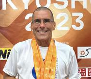 El nadador boricua Arnaldo Pérez muestra con orgullo las seis medallas de oro conquistadas en el certamen.