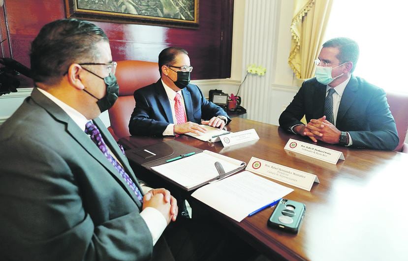 El presidente de la Cámara de Representantes, Rafael “Tatito” Hernández (a la izquierda), exhortó al gobernador Pedro Pierluisi (a la derecha) a mejorar la comunicación con su gabinete.