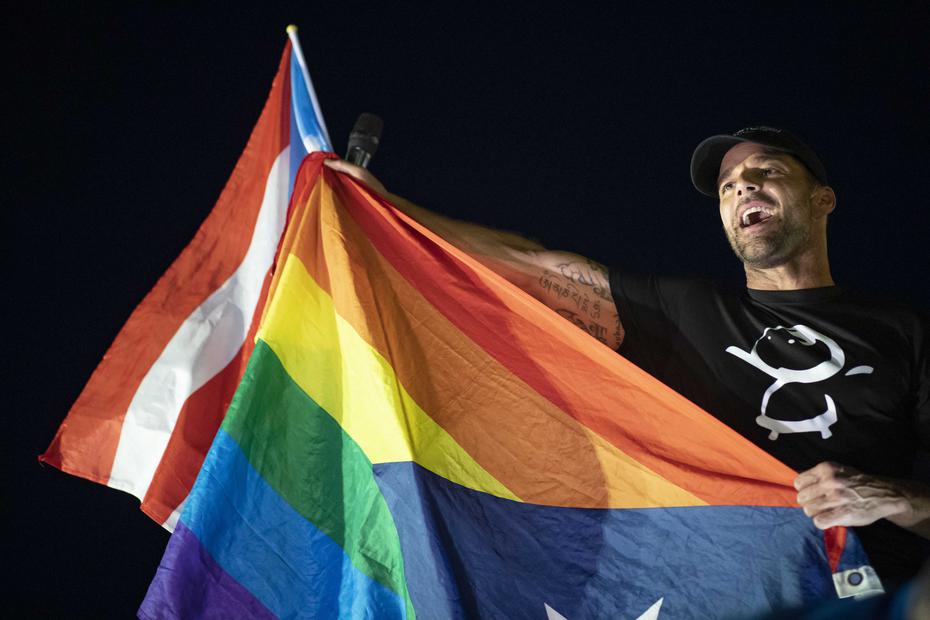 Ricky Martin ondeó la bandera de Puerto Rico, junto con otra bandera de la isla con los colores de los grupos LGBTT+ durante la manifestación en contra de Ricky Rosselló.