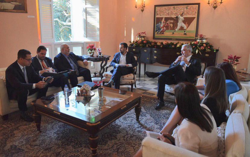 El gobernador Ricardo Rosselló se reunió ayer en La Fortaleza con los líderes de la Cámara de Representantes, Carlos “Johnny” Méndez, y el Senado, Thomas Rivera Schatz. (Suministrada)