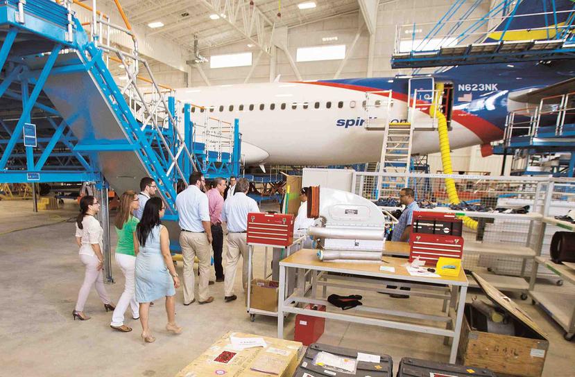 El Aeropuerto Rafael Hernández, en Aguadilla, cuenta con la mayor pista de aterrizaje en el Caribe, y cerca se encuentran instituciones académicas como la Universidad de Puerto Rico en Aguadilla y el IAAPR con programas académicos especializados.
