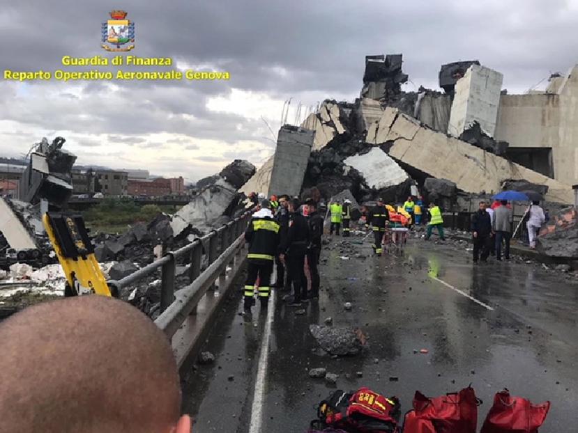 Los miembros de los servicios de rescate que trabajan en la búsqueda de víctimas tras el derrumbe de un tramo de un puente en Génova, Italia. (EFE)