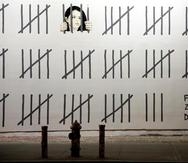 Un mural pintado por Banksy, el anónimo artista callejero británico, protesta por el encarcelamiento de Zehra Dogan, en el Bowery de la ciudad de Nueva York, EE.UU. (EFE/Jason Szenes).