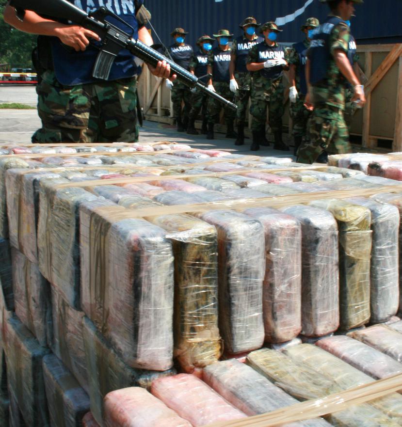 Miembros de la Armada mexicana vigilan un cargamento de cocaína confiscado. (EFE)