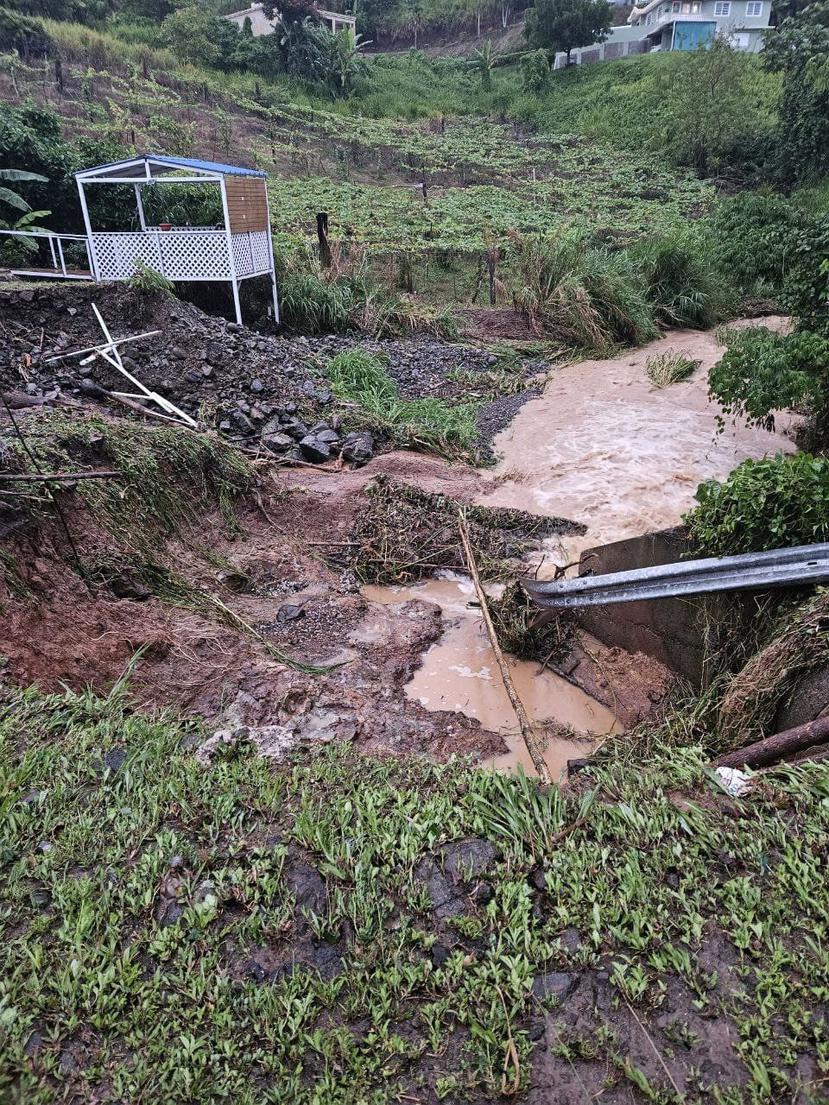 El puente que da acceso al sector El Farallón quedó incomunicado por las fuertes lluvias.
