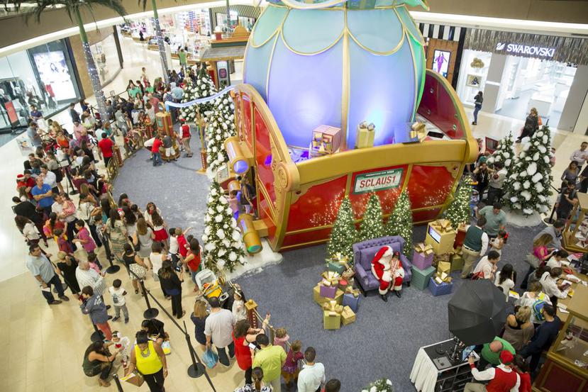 El atrio central de The Mall of San Juan albergó este mes la Academia de Santa, una estación donde los niños podían hablar y retratarse con Santa Claus, además de conocer tres de los duendes de su fábrica de juguetes. (Suministrada)