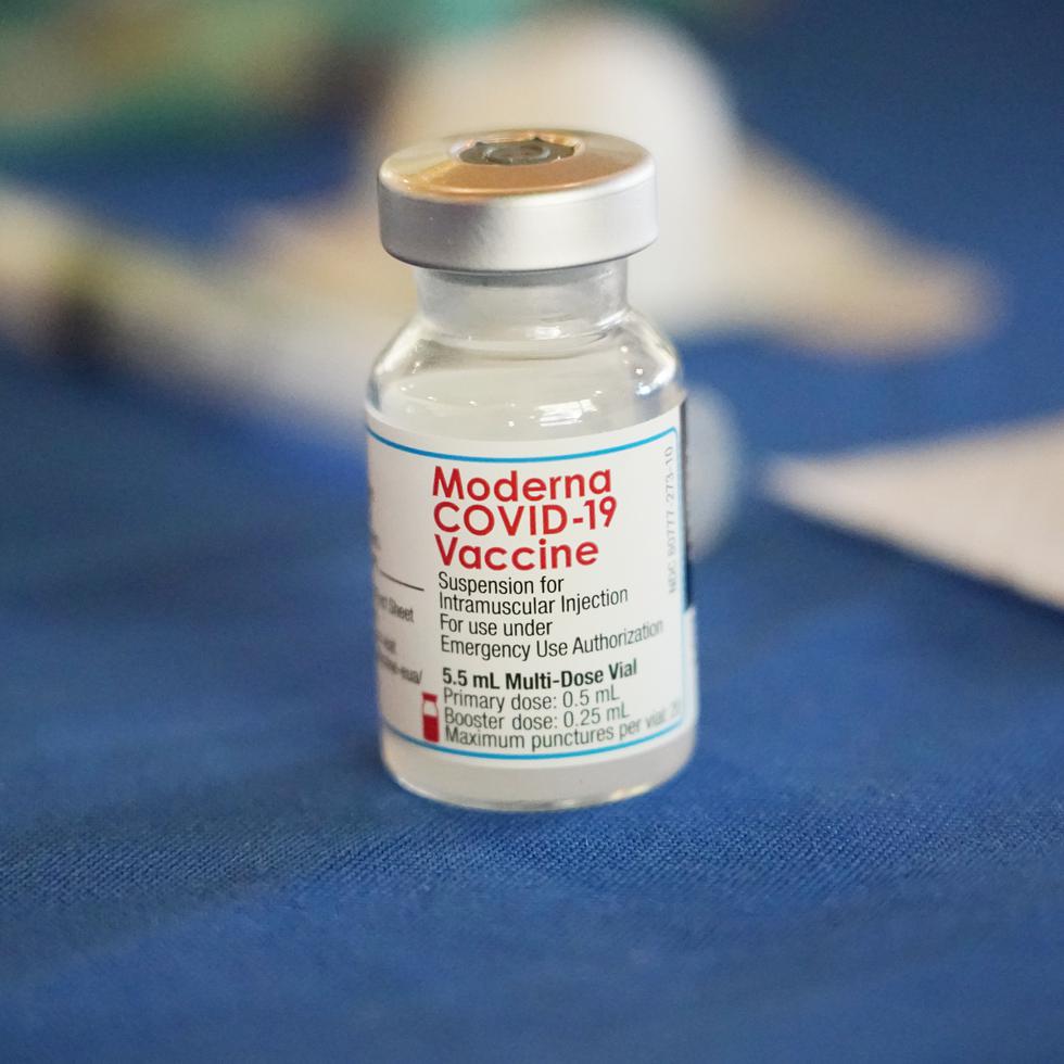 Frasco de la vacuna de Moderna contra el COVID-19.
