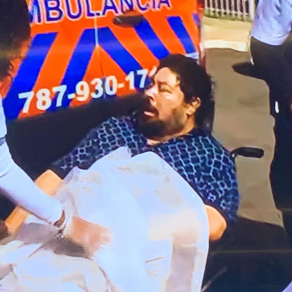 Captura de Wilfredo Gómez sacado de su hogar el miércoles por personal médico en Venus Gardens.