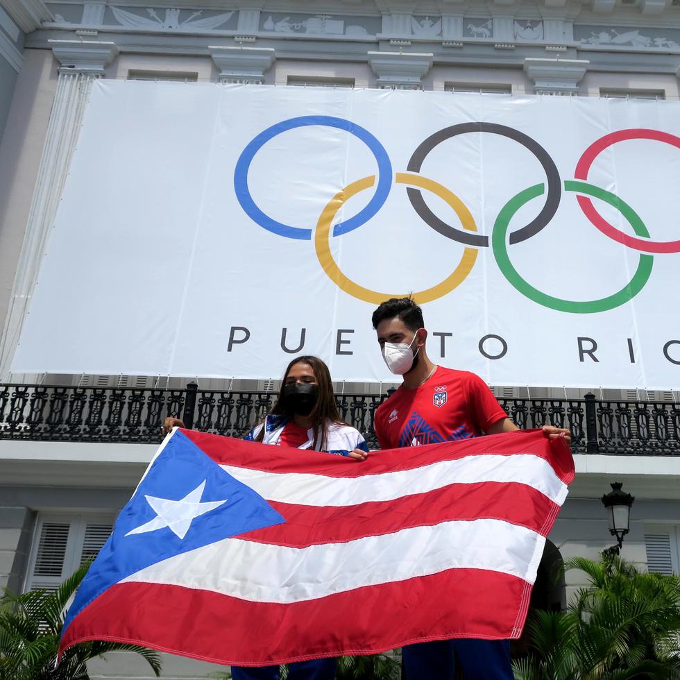 Los tenismesistas Adriana Díaz y su primo Brian Afanador sostienen la bandera de Puerto Rico como abanderados de la delegación puertorriqueña en Tokio 2020. EFE/Jorge Muñiz