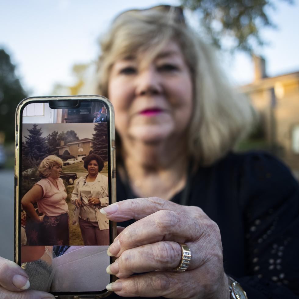 Carol Bass muestra una foto antigua de ella junto a Vera Zabala, con quien mantuvo una larga amistad tras la muerte de Roberto Clemente.