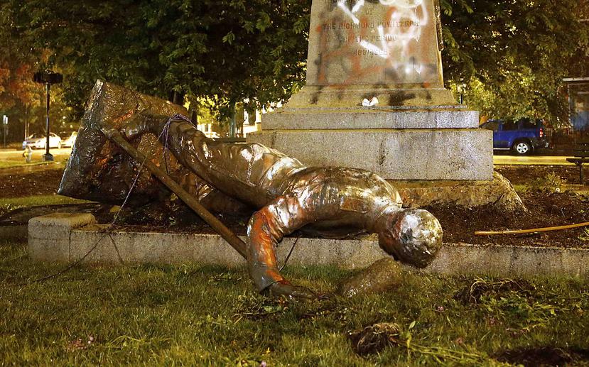 Una estatua del Monumento Richmond Howitzers, en Richmond, Virginia, en el piso tras ser derribada en Virginia. (AP)