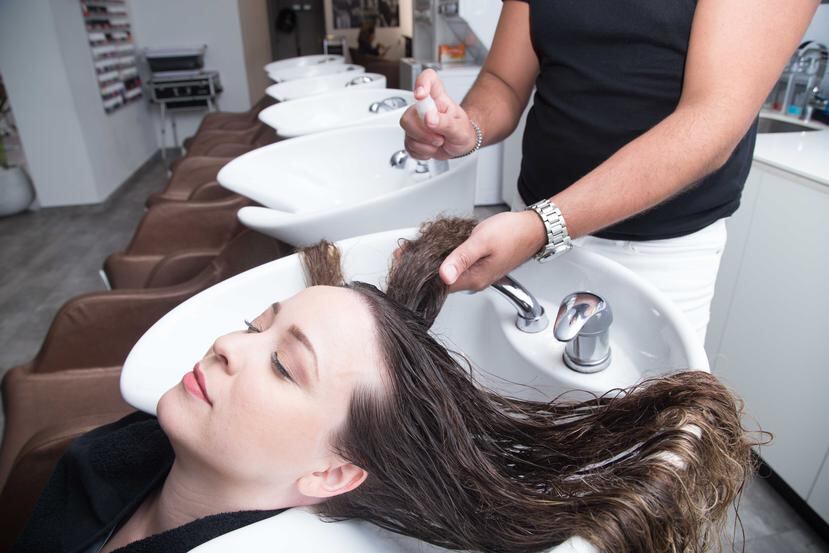 El tratamiento se aplica según las necesidades específicas del cabello de cada clienta.