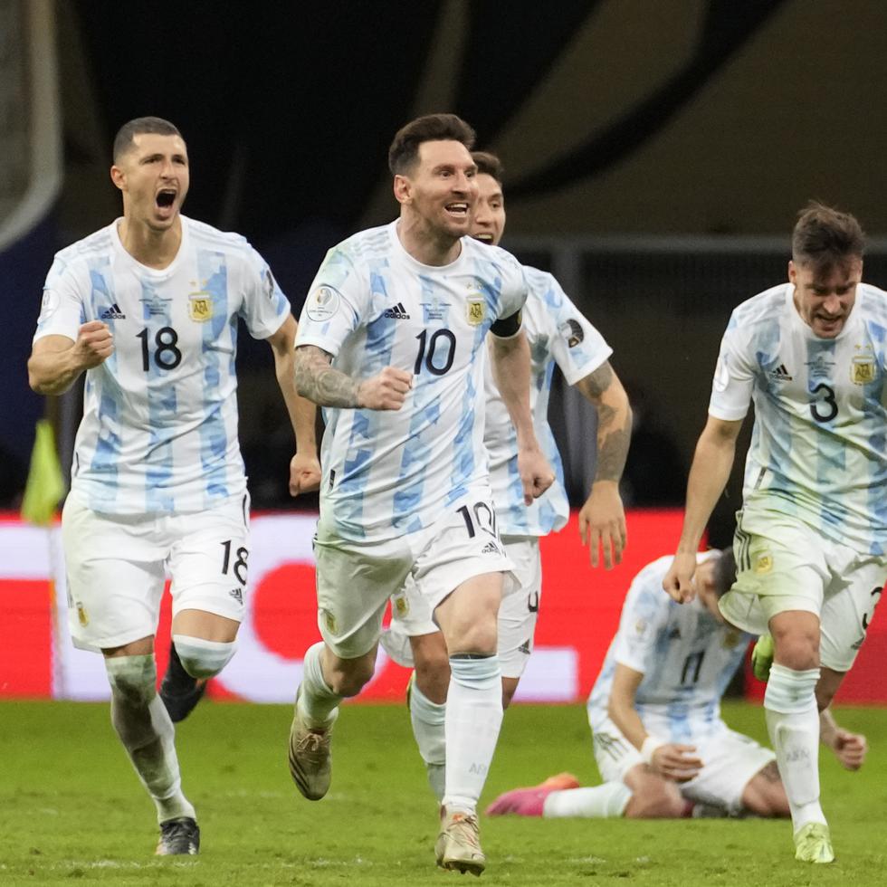 Lionel Messi (10) celebra con sus compañeros de Argentina tras ganar mediante tanda de penaltis a Colombia y pasar a la final de la Copa América.